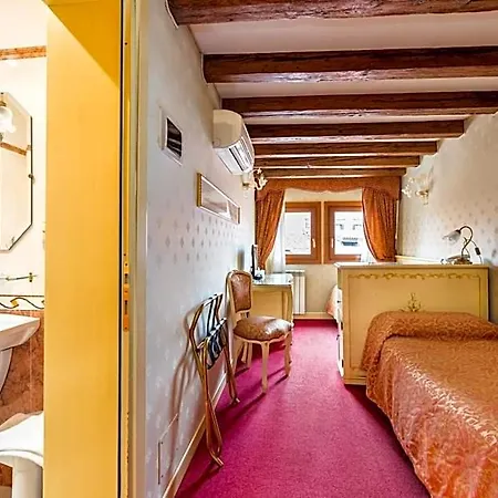 Al Leon Bed & Breakfast 4*